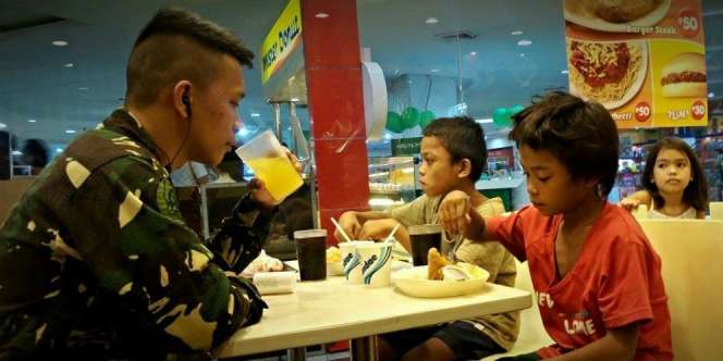 Iba, Tentara Ini Traktir Dua Anak Jalanan Makan di Restoran