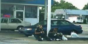 Beli Makanan untuk Gelandangan, Polwan Ini Tuai Pujian