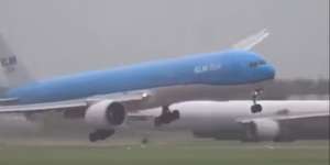 Pendaratan Menegangkan, Sayap Pesawat Nyaris Sentuh Landasan