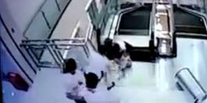 Selamatkan Anak, Ibu Tewas Terperosok Mesin Eskalator