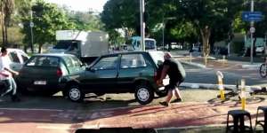 Kesal Jalur Sepeda Dihalangi, 'Hulk' Angkat Mobil