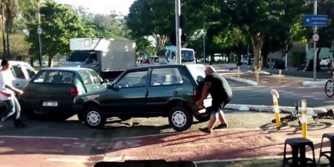 Kesal Jalur Sepeda Dihalangi, 'Hulk' Angkat Mobil