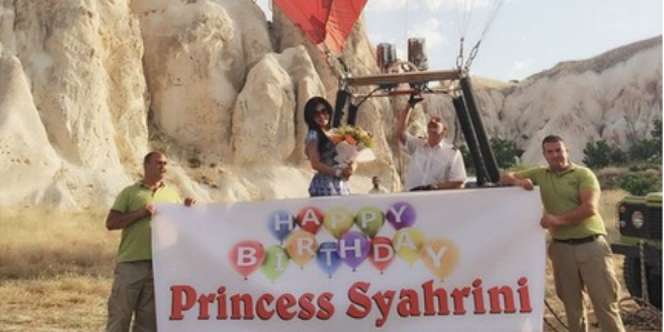 Syahrini Rayakan Ulang Tahun di atas Balon Udara?