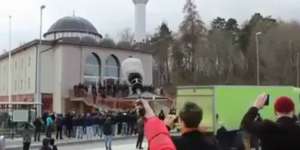 Suara Azan Dari Mesjid Yang Ditutup