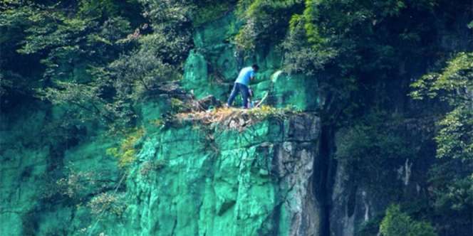Warga Nekad Mengecat Tebing Setinggi 900 Meter