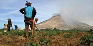3 Gunung Berapi di Indonesia Meletus Bersamaan