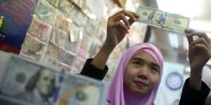 Kurs Rupiah Makin Rontok, Sentuh Rp 13.536/US$