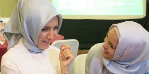 Tangis Wanita Turki Saat Bersedekah di Masjid Gowa