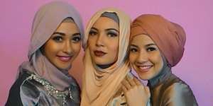 Gaya Trio Seleb Cantik yang Memutuskan Berhijab