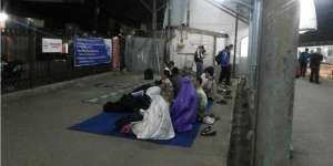Musala Tak Memadai, Netizen Sebar Foto Salat Jemaah di Peron