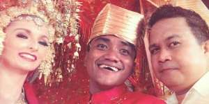 Bayu Kumbara-Jennifer Bulan Madu Keliling Sumbar Naik Vespa