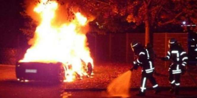 Mau Ganti Mobil Baru, Pemuda Ini Bakar Ferrari Rp3 Miliar
