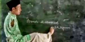 Guru Tanpa Tangan Mengabdikan Diri untuk Pendidikan 