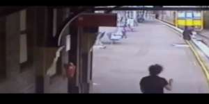 Wanita Hijab Selamatkan Bocah Dari Kematian