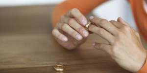 Wanita Ini Pakai Cincin Kawin Bukan Miliknya Selama 18 Tahun