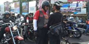 Aksi Pesepeda Hadang Konvoi Moge Hebohkan Media Sosial