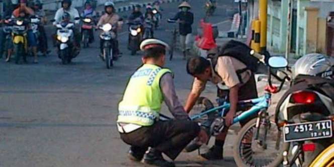 Foto Polisi Bantu Anak Sekolah Bikin Publik Terenyuh