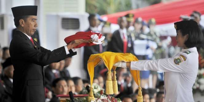 Paskibraka Cantik Pembawa Baki Bendera Merah Putih