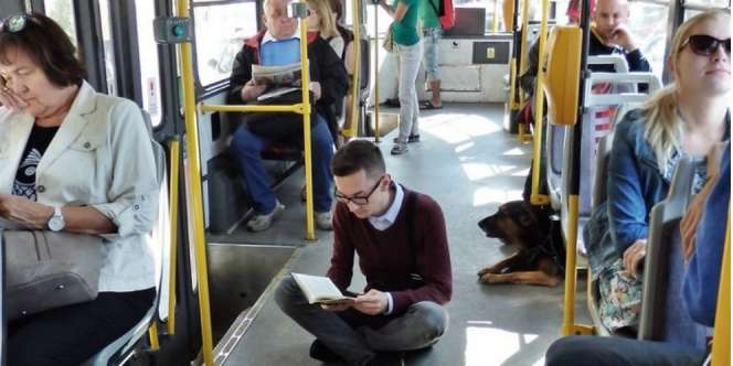 Baca Buku Sepanjang Jalan, Kota Ini Gratiskan Ongkos Bus