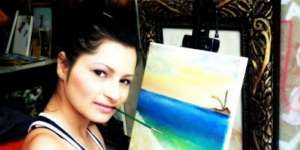 Kegigihan Pelukis Cantik Tanpa Tangan