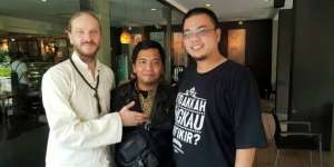 Berdebat Soal Kebebasan, Pria Ini Peluk Islam