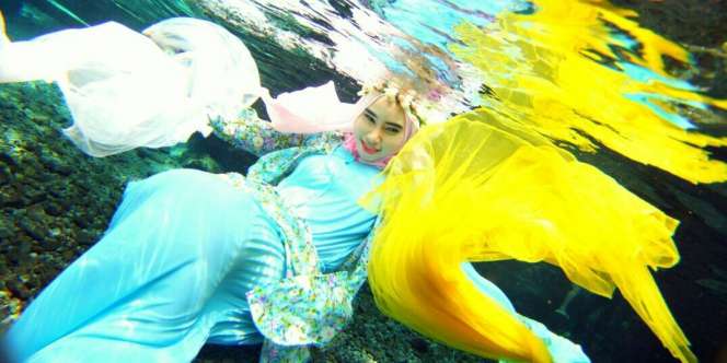 Meriahnya Foto Underwater Hijaber Cantik, Ananda Michiels