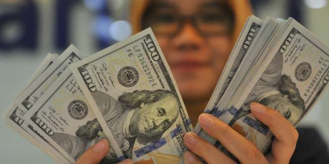 Rupiah Rontok, Dollar AS Masih Bertahan di Level 14.000