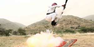 Aksi Gila Terbang Menggunakan Senapan