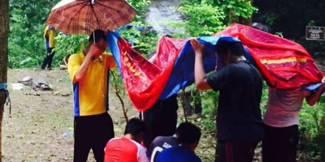 Mahasiswa Non Muslim Lindungi Teman dari Hujan Saat Salat