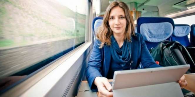 Mahasiswi Cantik Ini Pilih Tidur di Kereta Ketimbang Apartemen