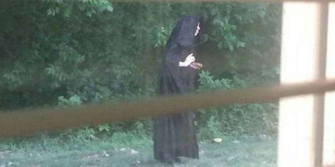 Sosok Jubah Hitam Sebar Daging Mentah Bikin Takut Warga