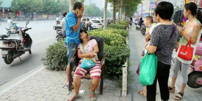 Ibu Asyik Main Ponsel, Anak Tewas Ditabrak Mobil