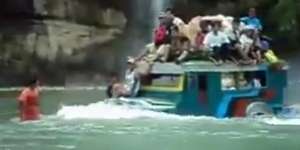 Angkutan Umum Sampai Rafting Demi Antar Penumpang