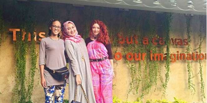 2 Mahasiswa London Belajar Batik di Kampung Dian Pelangi