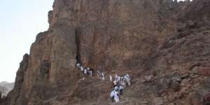 Di Sela Ibadah, Jemaah Haji Berburu Batu Akik di Jabal Uhud