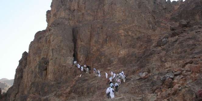 Di Sela Ibadah, Jemaah Haji Berburu Batu Akik di Jabal Uhud