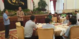 Jokowi Makan Siang dengan Pengojek dan Sopir Angkot di Istana