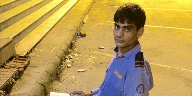 Ketekunan Satpam Tetap Belajar di Bawah Penerangan Jalan