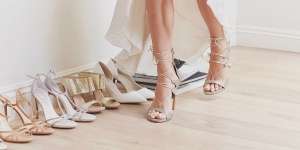 Bahaya Pakai Sandal dan Sepatu di Dalam Rumah
