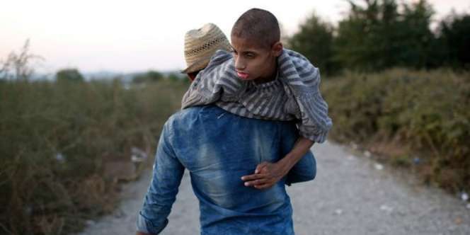 Pengungsi Suriah Ini Gendong Adik Difabel Cari Suaka