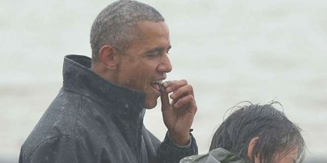 Obama Makan Daging Salmon Sisa Beruang