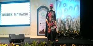 Nuniek Mawardi Besut Kain Tenun Tradisional di Islamic Fashion