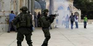 Warga Palestina Bentrok dengan Polisi di Masjidil Aqsa