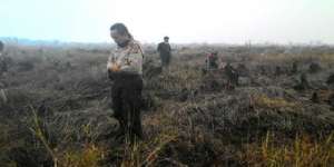 Saat Kapolres Mendirikan Salat di Tengah Kepulan Asap