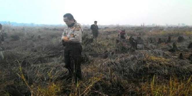 Saat Kapolres Mendirikan Salat di Tengah Kepulan Asap