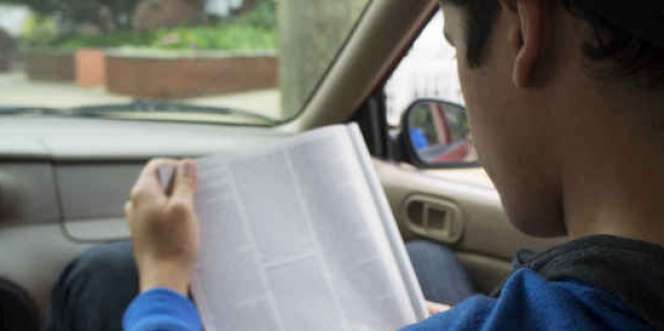 Membaca Sambil Ngemil Bikin Pikun?
