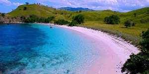Pesona Dua Pantai Berpasir 'Pink' di Sudut Indonesia