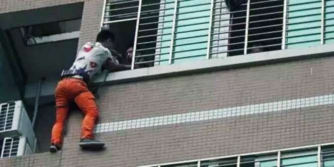 Ketahuan Selingkuhi Istri Orang, Pria Ini Tidur di Balkon AC