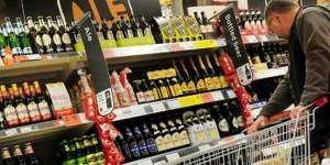 Aturan Pembatasan Penjualan Minuman Beralkohol Direvisi