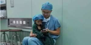 Dokter Tenangkan Gadis Cilik Sebelum Operasi Harukan Netizen 